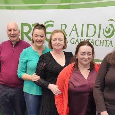 Dónall Ó Cnaimhsí, Máire Ní Chasaide, Áine Ní Bhreisleáin, Éamonn Mac Giolla Bhríde agus Mary Uí Chomhail.