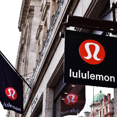 外刊精讲 | 从股价暴跌45%到疯狂打折：“瑜伽界爱马仕”Lululemon为何失宠时尚圈？