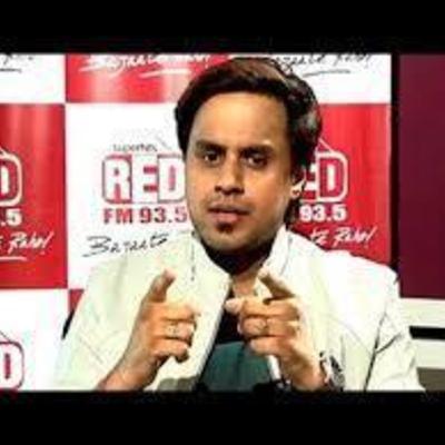 RJ Raunac speaks with Ayesha whose Team has been attacked including her in delhi over Dog Feeding...