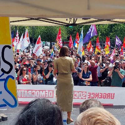 « Unité ! Unité ! » : Place de la République, pression populaire pour le respect des urnes