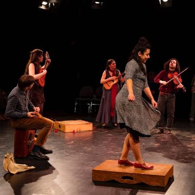 Entre cantos, aromas y memorias: el ritual escénico de Sonia Bustos