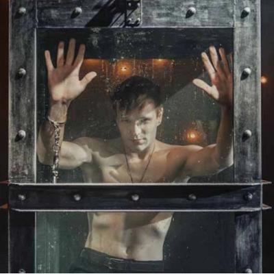 Český Houdini v akci: Michal Nesveda uniká z tisícilitrové nádrže a bojuje se strachem Český Houdini v akci: Michal Nesveda uniká z tisícilitrové nádrže a bojuje se strachem