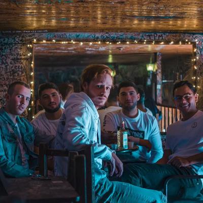 MARENKA , una de las bandas de la nueva generación que construye sus audiencias fuera de la radio. MARENKA , una de las bandas de la nueva generación que construye sus audiencias fuera de la radio.
