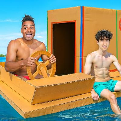 24h auf einem Pappe Boot überleben! 📦 (ft. Theresa & Alex)
