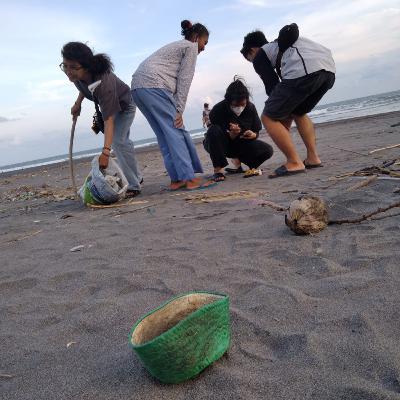 Ngabuburit Bersama Bersihkan Pantai Pelangi Ngabuburit Bersama Bersihkan Pantai Pelangi