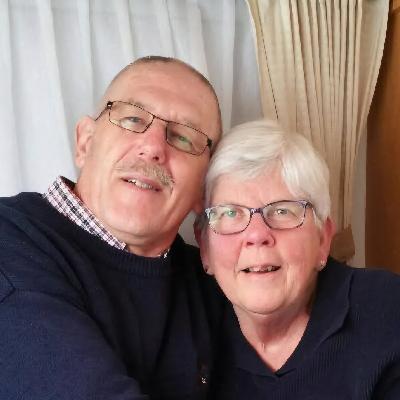 “De hemel is om je heen, Janny  is verweven met alles wat wij niet kunnen zien. "Kijk naar de foto van Janny: Het gezicht zegt alles – zo was en zo is zij: liefde."