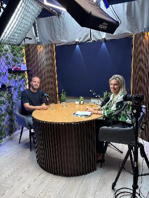 פרק 157: "מי שסוכתו נופלת" - שיחה עם הסופר צבי בן מאיר, על יציאה מארונות של זהות, תרבות, ושל הציפיות שיש לאנשים אחרים מאתנו. פרק 157: "מי שסוכתו נופלת" - שיחה עם הסופר צבי בן מאיר, על יציאה מארונות של זהות, תרבות, ושל הציפיות שיש לאנשים אחרים מאתנו.