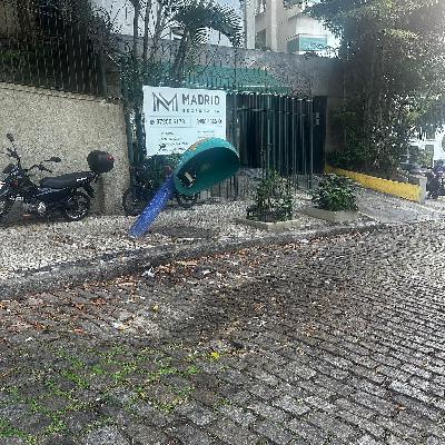 Moradores reclamam de situação de abandono em rua do Humaitá, Zona Sul do Rio
