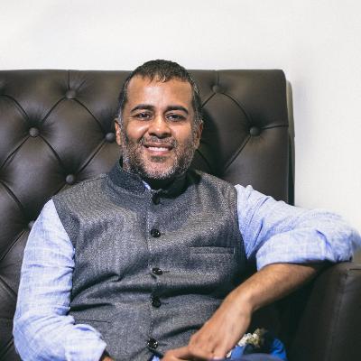 Chetan Bhagat - Muscle bana, paisa bana, ladkiyaan apne aap aayegi! 💪🏻