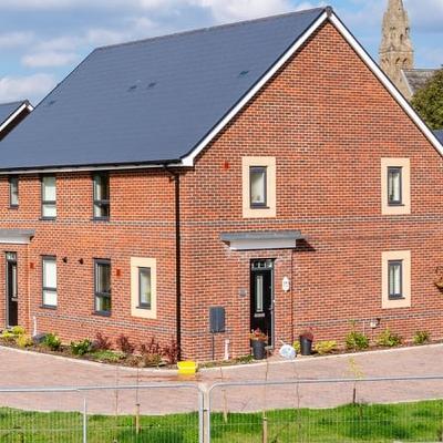 Tús Áite: Tithíochta