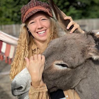 Lotta Lubkoll, Esel-Abenteurerin: Mit Esel Jonny über die Alpen Lotta Lubkoll, Esel-Abenteurerin: Mit Esel Jonny über die Alpen