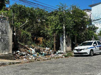 Moradores reclamam de situação em terreno abandonado em São Gonçalo (RJ): lixo, entulho e mau cheiro