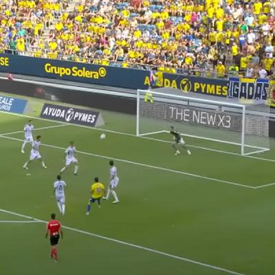 El Cádiz gana con épica y un héroe