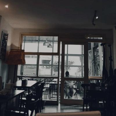 tak ada jalan pulang—selamanya terkurung. tak ada jalan pulang—selamanya terkurung.
