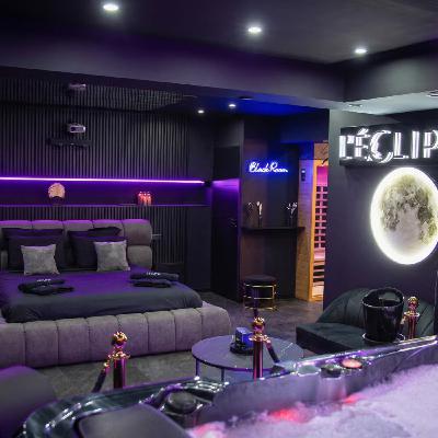 Sa Black Room Airbnb génère 5 000 € /mois - L'Eclipse, suite privée de luxe