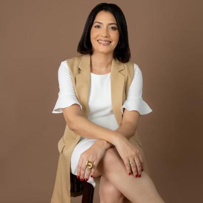 El detrás de cámara de un maestro de ceremonias