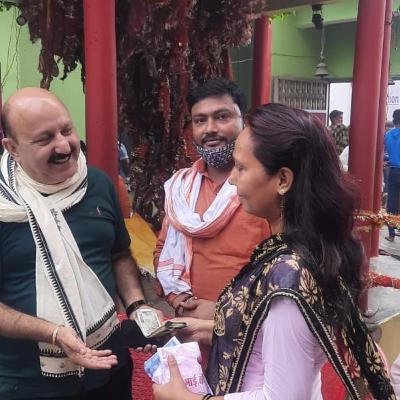 पलिया विधायक रोमी साहनी ने मंदिर में 10000 हजार का दिया दान