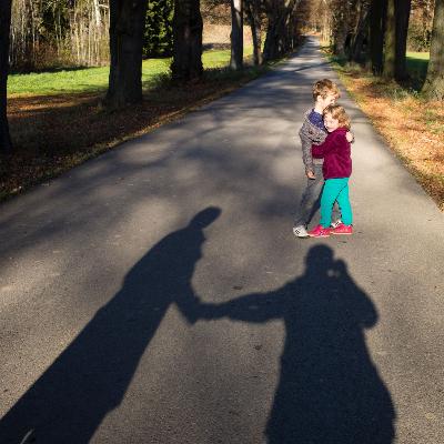 Matky potřebují alimenty pro děti, ne na kabelky. Na neplatiče ale vězení nefunguje