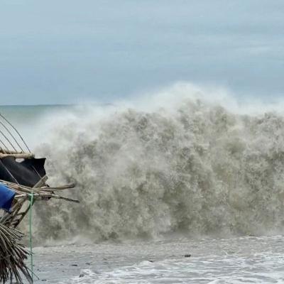 Nearly one million evacuated as Typhoon Fung-wong nears Philippines Nearly one million evacuated as Typhoon Fung-wong nears Philippines