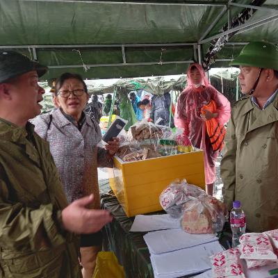 Tin trong nước - Những phần ăn ấm lòng cho người dân vùng lũ tỉnh Khánh Hòa Tin trong nước - Những phần ăn ấm lòng cho người dân vùng lũ tỉnh Khánh Hòa