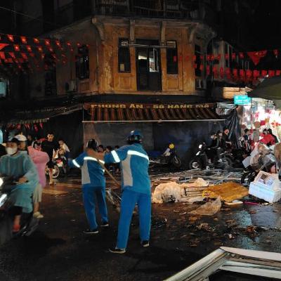 Hà Nội khẩn trương xử lý vệ sinh môi trường sau úng ngập