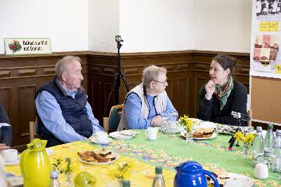 Erzählte geschichte bei Kaffee, Kuchen und Kühen