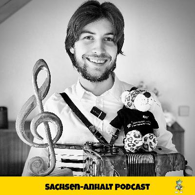 Junger Mann musiziert für Senioren Junger Mann musiziert für Senioren