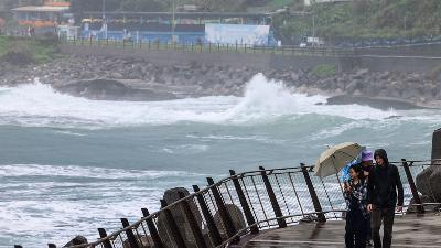 Typhoon forces evacuations in Taiwan as death toll rises in Philippines Typhoon forces evacuations in Taiwan as death toll rises in Philippines