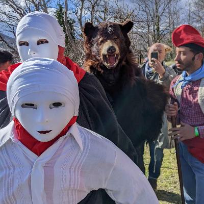 "Les Fêtes de l'Ours sont liées à des rites de fertilité aux origines païennes" (Robert Bosch) "Les Fêtes de l'Ours sont liées à des rites de fertilité aux origines païennes" (Robert Bosch)