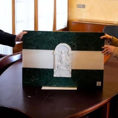 Piedra y arte: La historia de la bandera de Andalucía hecha con mármol de Almería que descansa en el Parlamento andaluz Piedra y arte: La historia de la bandera de Andalucía hecha con mármol de Almería que descansa en el Parlamento andaluz