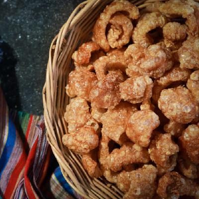 从“不浪费每头猪”到零碳水狂潮,炸猪皮的全球爆裂史 从“不浪费每头猪”到零碳水狂潮,炸猪皮的全球爆裂史