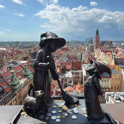 满城小矮人雕像、古老掌灯人、巴洛克风格大学教室，弗罗茨瓦夫拥有所有童话元素