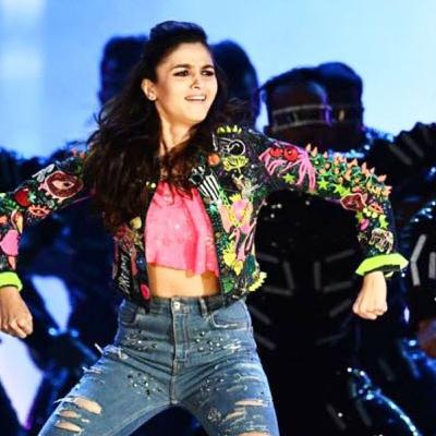 Alia sings "Kar Gayi Chull" at IIFA Awards REACTION