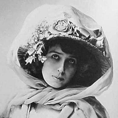 Muere la cantante francesa Mistinguett (1956)
