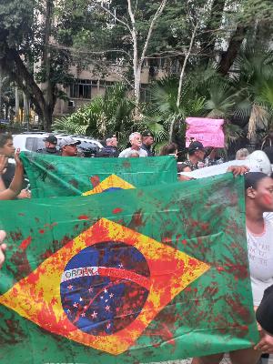 Moradores da Penha e do Alemão protestam em frente ao Palácio Guanabara durante reunião de Castro com governo Lula
