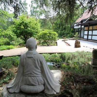 ZAZEN : Körperhaltung, Atmung, Gedanken... wie üben ? ZAZEN : Körperhaltung, Atmung, Gedanken... wie üben ?