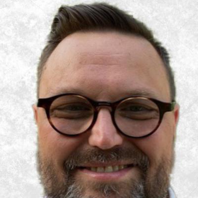 Over en åpen Bibel med Torsten Mentzoni