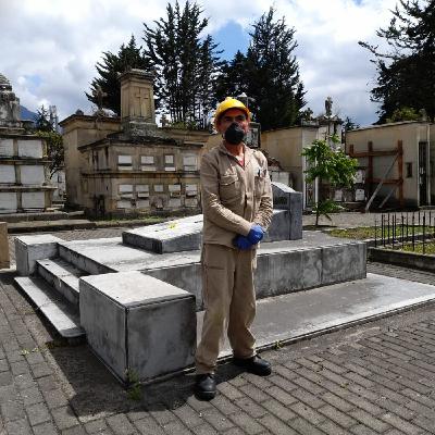 “Velones con alfileres, cabezas de ajos y mariachis”: historias del sepulturero más antiguo de Bogotá “Velones con alfileres, cabezas de ajos y mariachis”: historias del sepulturero más antiguo de Bogotá