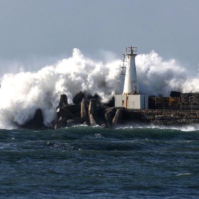 MASSIVE SWELL | Huge waves carry rocks into local car park MASSIVE SWELL | Huge waves carry rocks into local car park