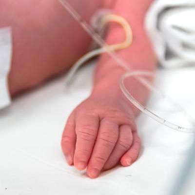 Trẻ sơ sinh bệnh nặng sau 10 giờ xuất viện: Người nhà bệnh nhi bức xúc, bệnh viện nói gì?