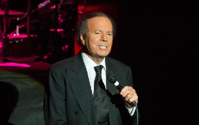 Julio Iglesias podria enfrontar-se a vint anys de presó pels abusos a dues treballadores