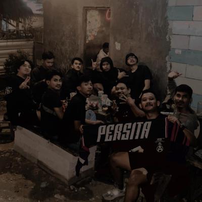 Kitatuh kalo nongkrong positip banget, cuma ngomongin bola aja udah seneng ! Kitatuh kalo nongkrong positip banget, cuma ngomongin bola aja udah seneng !