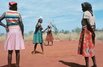 Leo Sayer is still dancing, and art and song in Warlpiri women's ceremony