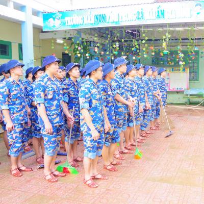 Tin trong nước - Học viên Học viện Hải quân tạm gác lại việc học tập, giúp đỡ nhân dân khắc phục hậu quả sau lũ lụt