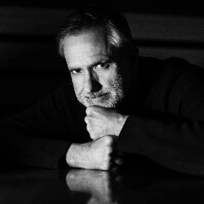 António de Castro Caeiro (parte 1): “Há em mim um espanto e fascínio relativamente a tudo e um elemento lírico que transforma o horror em belo” António de Castro Caeiro (parte 1): “Há em mim um espanto e fascínio relativamente a tudo e um elemento lírico que transforma o horror em belo”