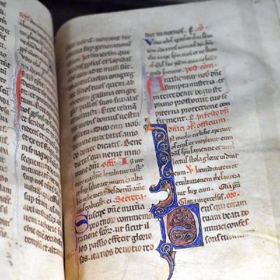 Des textes médiévaux révélés et les acouphènes