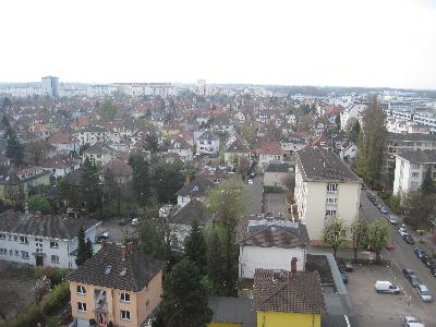 Rund 100 wohnungslose Menschen besetzen ein Hochhaus im Straßburger Süden