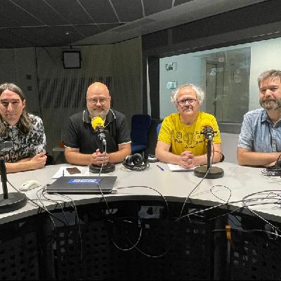 El sidecar |  Vetusta Morla analiza la fama desde un escenario al que se sube el grupo folclórico El Naán