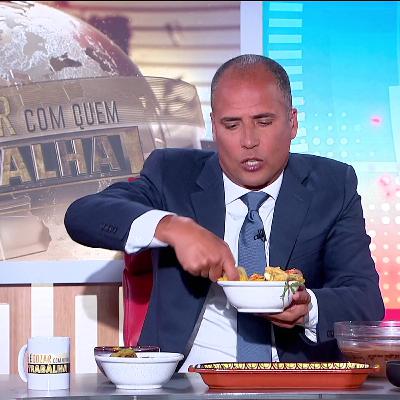 As águas do rio subiram, a presidente da câmara ficou com a casa cheia de trutas e lampreias, e pensou: bom, vou ter de ir fazer uma peixeirada