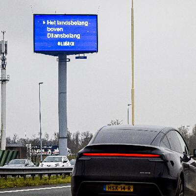 VVD viert overwinning langs de snelweg VVD viert overwinning langs de snelweg